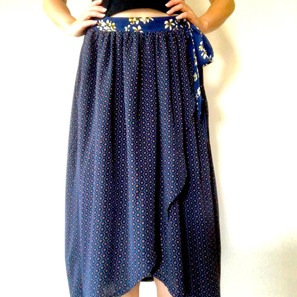 Skirt w/geometric flower pattern